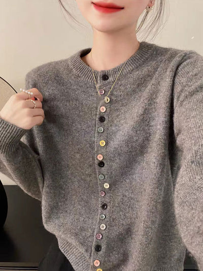 Strickjacke mit Rundhalsausschnitt | Bunte Knöpfe | Klassischer Schnitt