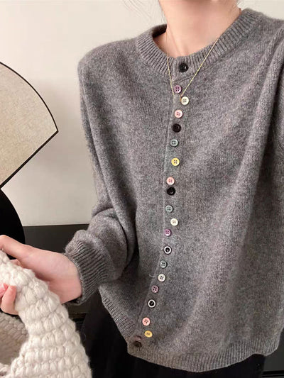 Strickjacke mit Rundhalsausschnitt | Bunte Knöpfe | Klassischer Schnitt