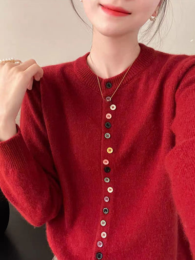 Strickjacke mit Rundhalsausschnitt | Bunte Knöpfe | Klassischer Schnitt