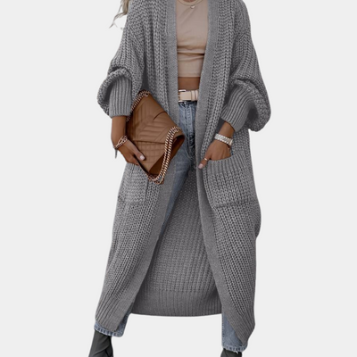 Stylisches, langes Damenstrickjäckchen von Manette