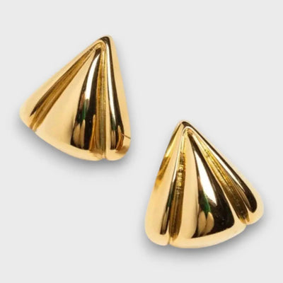 Nuna – Goldene Ohrstecker mit Skulptur-Charakter