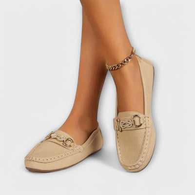 Nevena – Elegante Slip-On Mokassins mit Goldakzent
