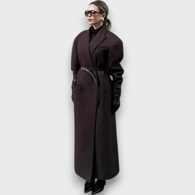 Oslaine – Maximalistischer Wollmantel mit maskuliner Silhouette