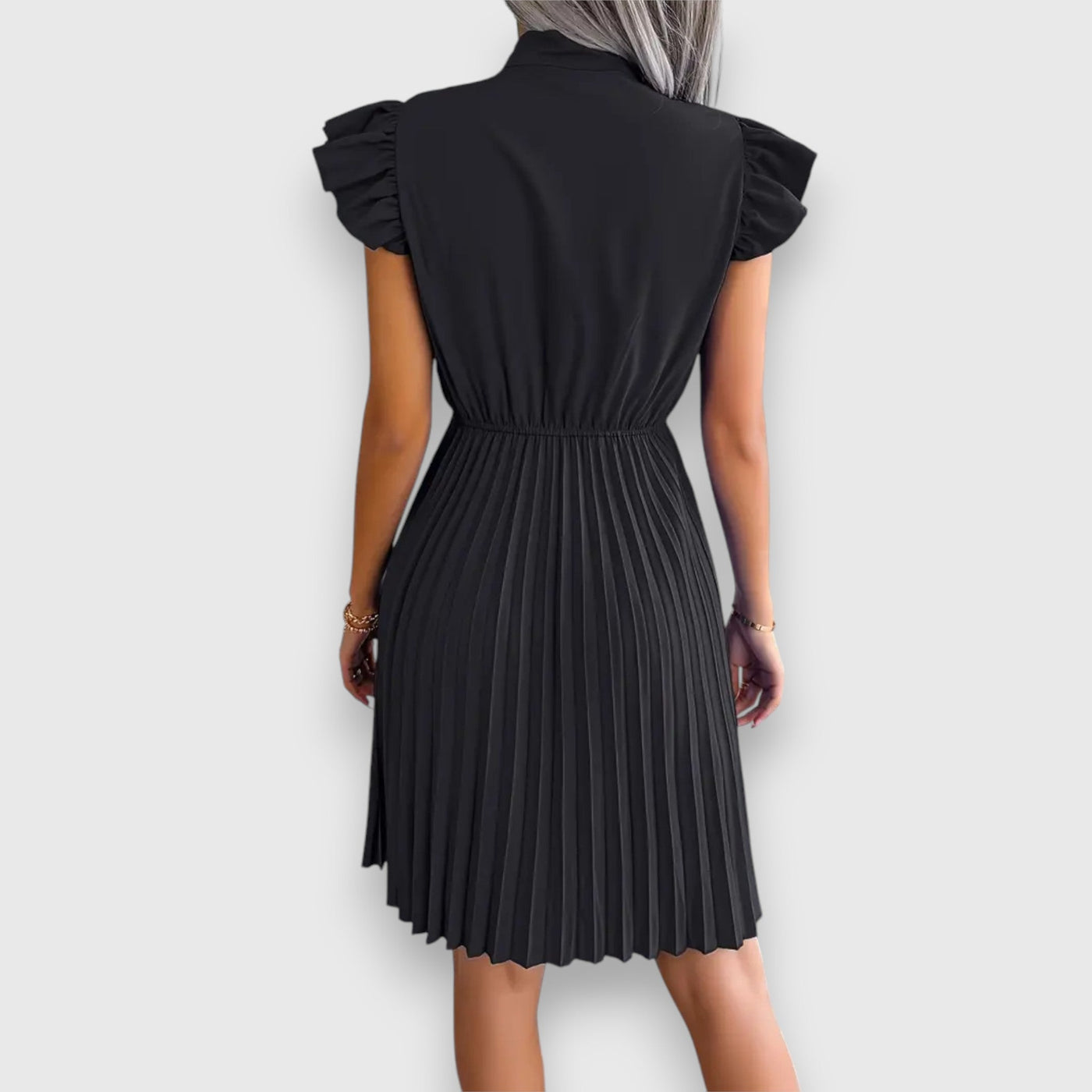 Nivara – Plissiertes Kleid mit femininer Note